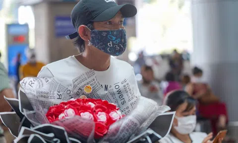 Vỡ òa cảm xúc tại sân bay Tân Sơn Nhất trong ngày đầu mở lại đường bay quốc tế