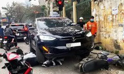Hà Nội: Siêu SUV điện Tesla nghi nhầm chân ga khiến 2 xe máy nằm gầmicon