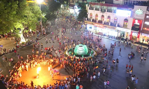 Phố đi bộ hồ Gươm mở cửa trở lại sau gần 1 năm dừng hoạt động