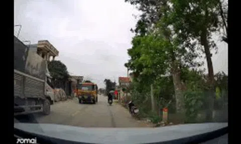 Đường hẹp, xe con bất lực đứng im chịu trận trước xe tải chạy ẩuicon