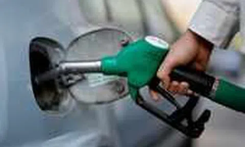 Nhiều tài xế tự trộn xăng dùng cho ô tô để tiết kiệm tiềnicon