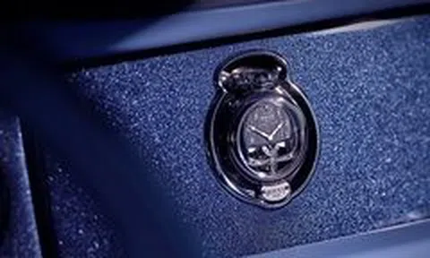 Khám phá chiếc đồng hồ cực tinh xảo trên Rolls-Royce 28 triệu USD