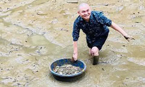 Xuân Hinh bỏ phố về quê mò cua bắt cá