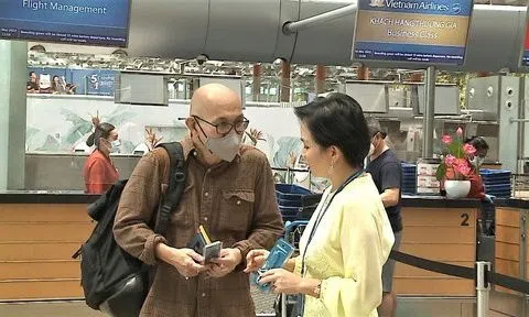 20 du khách quốc tế đầu tiên đến Việt Nam trên chuyến bay từ Singapore