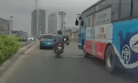Hà Nội: Người đàn ông đi xe máy suýt cuốn gầm xe buýt vì vượt ẩuicon
