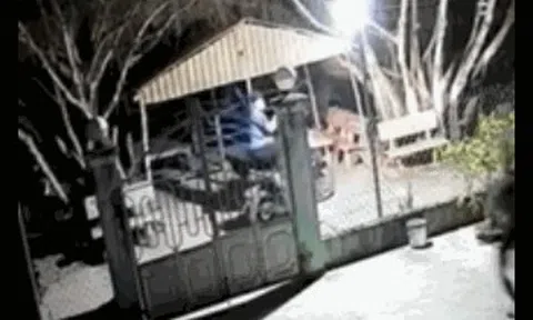 CLIP: Trộm chó bị phát hiện, hung hăng chĩa súng dọa bắn chủ nhà