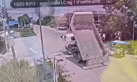 Nữ tài xế quên hạ thùng, xe ben kéo sập 5 trụ điện và dây cáp trên đườngicon
