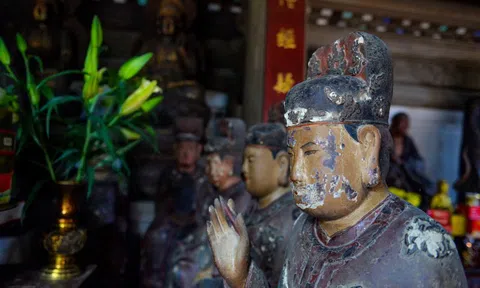 Cận cảnh "các vị La Hán chùa Tây Phương" xuống cấp nghiêm trọng, bong tróc hết lớp sơn son