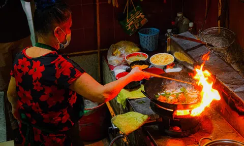 Quán cơm thố hơn 70 năm ở TP.HCM: Bố dẫn con đến ăn, cháu mua về cúng cụ