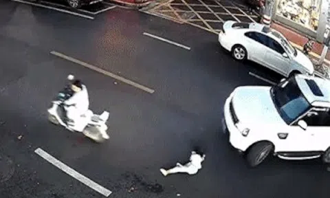 Bé gái bị kẹt trong gầm ô tô, hàng chục người lao tới giải cứu ngoạn mụcicon