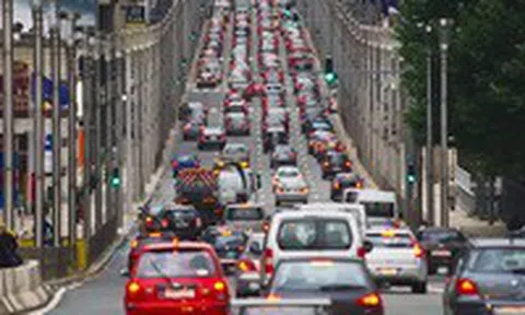 Mỗi người dân được hưởng gần 1.000 USD nếu không lái xe ra đườngicon