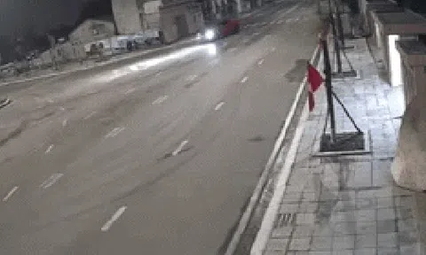 Xe Porsche nửa đêm mất lái tông thẳng vào nhà dân ở Quảng Ninh, camera ghi lại khoảnh khắc kinh hoàng