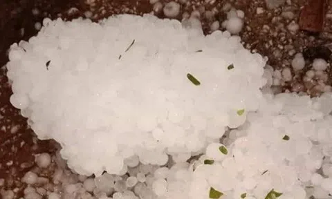 Nghệ An: Xuất hiện mưa đá trắng xóa, nhiều nhà dân hư hỏng