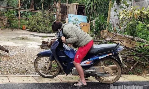 Quảng Bình: Nam thanh niên gục chết trên xe máy bên vệ đường