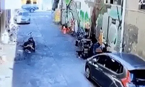 Khoảnh khắc xe máy điện phát nổ kinh hoàng khi đang sạcicon