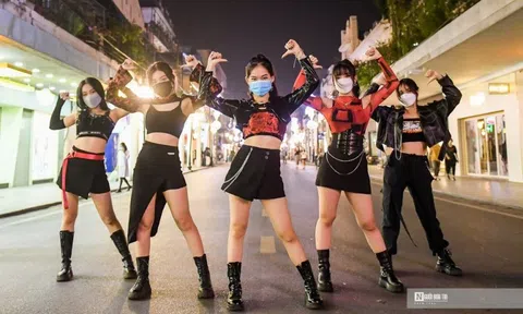 Người dân ùn ùn đổ về hồ Gươm khi phố đi bộ hoạt động trở lại