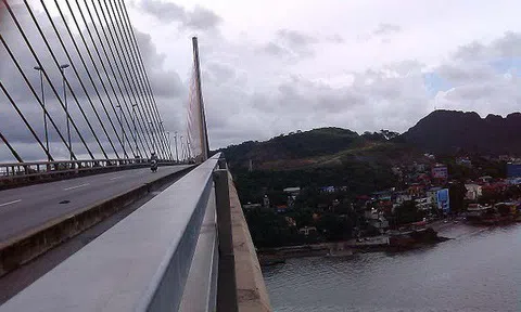 Chồng bế con trai lên cầu Bãi Cháy định ném xuống biển, gọi video cho vợ cũ biết