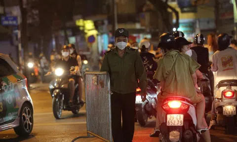 Phố đi bộ hồ Gươm tấp nập ngày đầu mở cửa trở lại