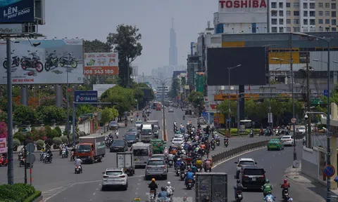 Người dân TPHCM mắc võng ở công viên tránh nóng