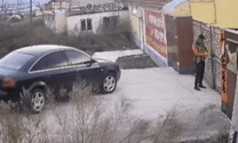 Quên kéo phanh tay, nam tài xế khổ sở 'đứng tấn' giữ xe khỏi trôi dốcicon