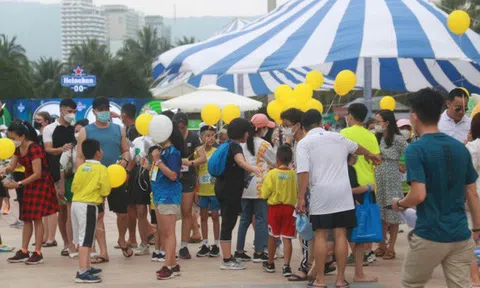 Biển Đà Nẵng đông nghịt người ngày cuối tuần