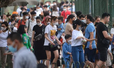 Ảnh: Hàng nghìn người dân đổ về công viên Thủ Lệ vui chơi ngày cuối tuần, trẻ em chen chân cho thú ăn