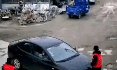 Tài xế lái xe đâm thẳng vào người chống dịch vì ngăn không cho rời làngicon