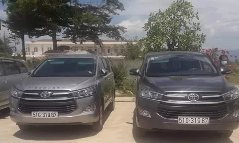 Chuyện lạ: 2 ôtô hiệu Inova cùng biển số TP HCM đậu cạnh nhau