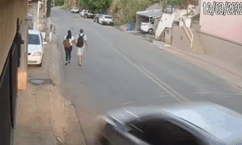 Cặp đôi đi bộ dưới lòng đường thoát hiểm trong gang tấcicon