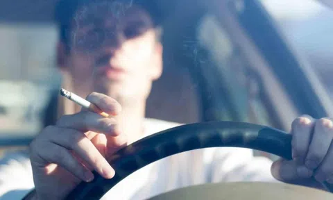 Hút thuốc trong ô tô sẽ bị phạt hành chính lên tới 3.300 USD