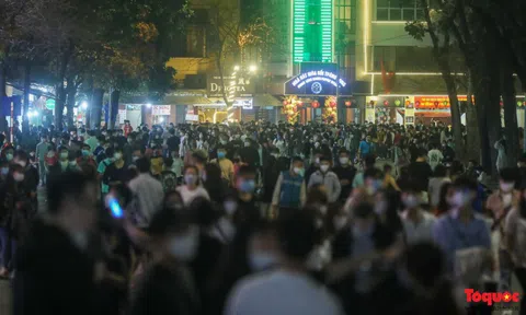Nhịp sống bình thường mới trở lại trên nhiều tuyến phố đêm ở Hà Nội