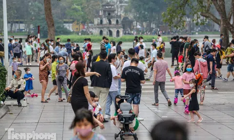 Phố đi bộ Hồ Gươm đông đúc ngày cuối tuần đầu tiên mở cửa