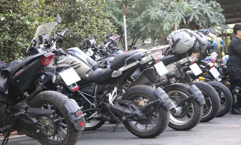 CSGT TP HCM dùng xe tải, rào chắn vây ráp đoàn mô tô ''khủng'' phóng nhanh vào đường cấm