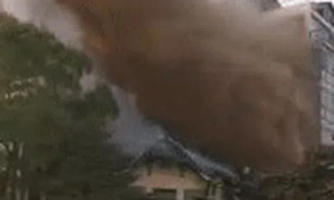 Hà Nội: Cháy nhà trên phố Phùng Hưng, lửa lớn bao trùm khói đen bốc cao hàng chục mét