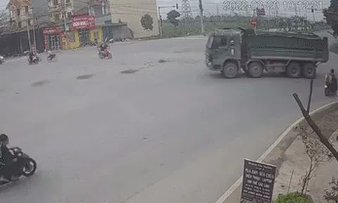 Thanh niên đi Exciter phi như bay, gây họa cho bạn gái ngồi sau xeicon