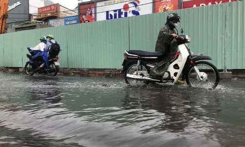 Nhiều đường ở TP HCM ngập nước, cảnh báo mưa giông tại các quận trung tâm