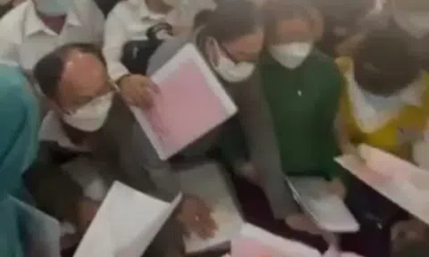 Họp khẩn liên quan việc người dân chen lấn đi làm giấy tờ đất từ 4 giờ sáng