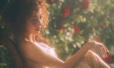 Khánh Thi khoe nhan sắc trẻ trung, quyến rũ ở tuổi 40