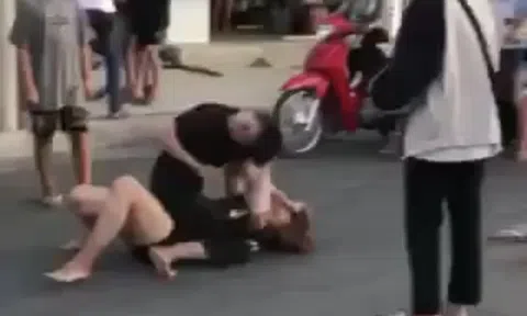 Hai thiếu nữ vật nhau, đánh đấm dữ dội giữa phố nhưng nhiều người chỉ vỗ tay chứ không can