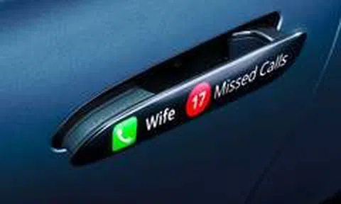 Tay nắm cửa xe Mercedes GT 63 hiển thị thông tin và biết chào ông chủ