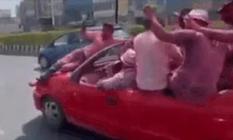 8 quý ông uống rượu bia trên xe mui trần dạo phố với tốc độ caoicon