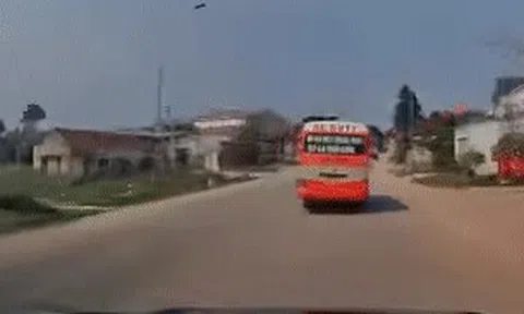 Tình huống nóng: Tài xế bẻ lái nhanh tránh được xe máy sang đường ẩuicon