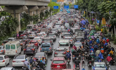 Đường phố Hà Nội ùn tắc nhiều giờ sau cơn mưa lớn