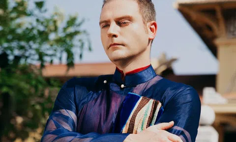 Kyo York quảng bá áo dài truyền thống