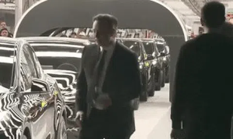 Tỷ phú Elon Musk nhảy cực bốc ở siêu nhà máy ô tô 5,5 tỷ USDicon