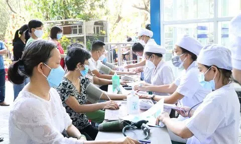 Vì sao Tp.HCM chưa cho F0 đi làm như Long An, Cà Mau?