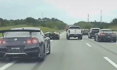 Nữ lái bán tải Ford Ranger tạt đầu siêu xe Lamborghini rồi bỏ chạyicon