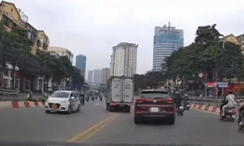 Xe tải BKS Nam Định nghênh ngang đi ngược chiều giữa trung tâm Hà Nộiicon