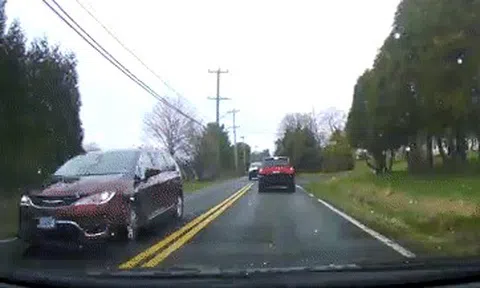 Lái xe lấn làn như 'cướp đường', tài xế bán tải gây họa cho xe khácicon