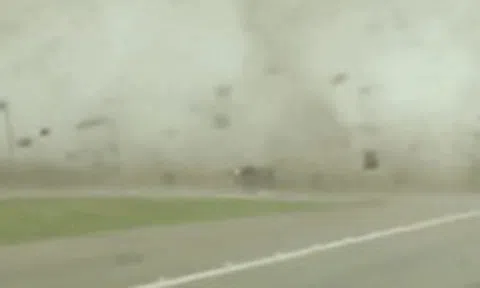 Chiếc bán tải thoát hiểm thần kỳ trong cơn lốc xoáy cuốn tung mọi thứicon